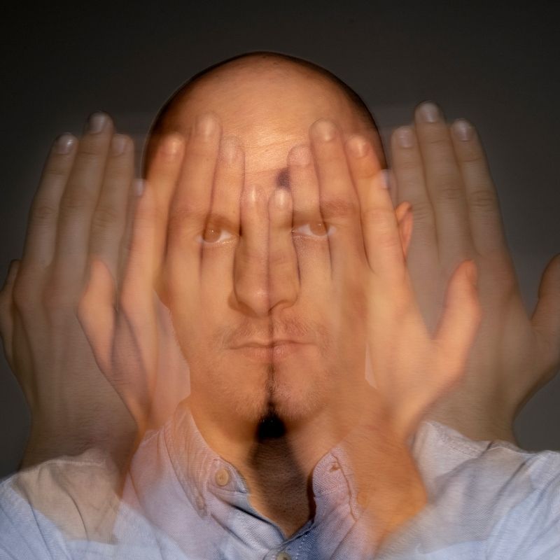 Derealizasyon Nedir ve Neden Olur Derealizasyon yaşayan bir adam