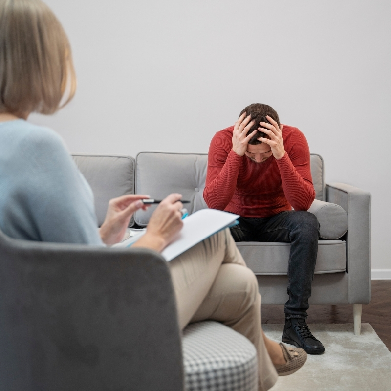 Psikoterapi gören bir adam