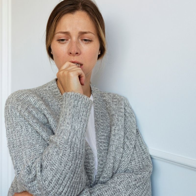 stres belirtileri taşıyan bir kadın